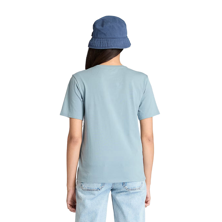 T-shirt Dunstan da Donna in celeste modella retro