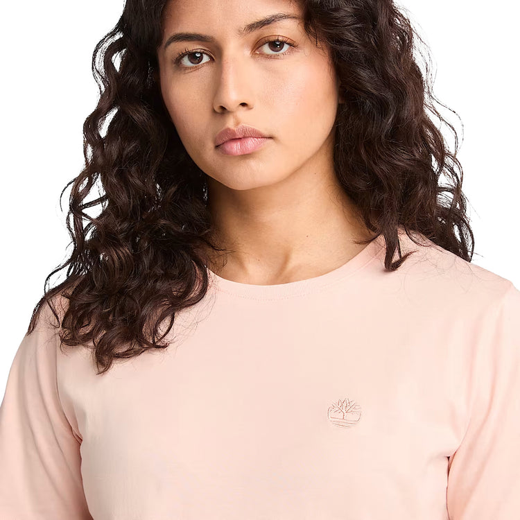 T-shirt Dunstan da Donna in rosa chiaro modella frontale vicina