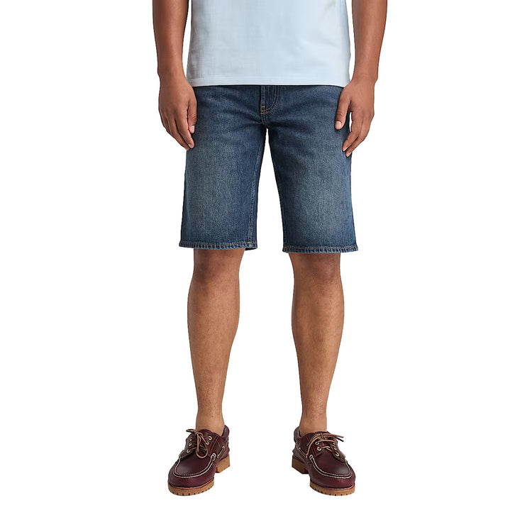 Modello con Shorts in Denim da Uomo in blu