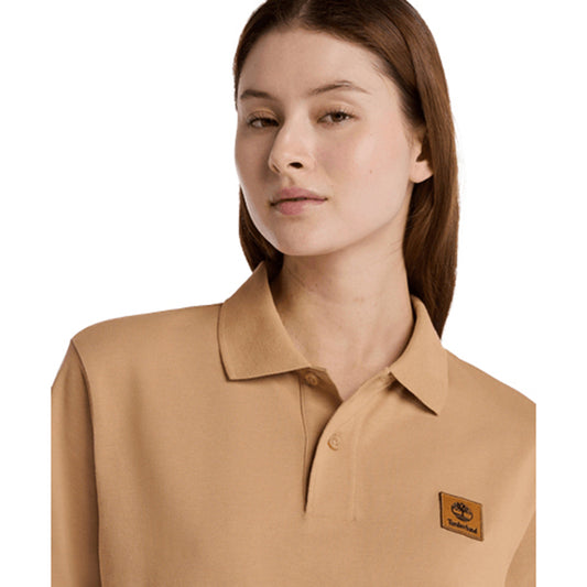 Polo Unisex con etichetta con logo Beige modella frontale ravvicinata
