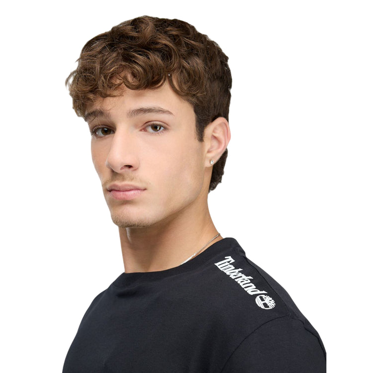 T-shirt nera Uomo con logo ricamato sulla spalla dettaglio