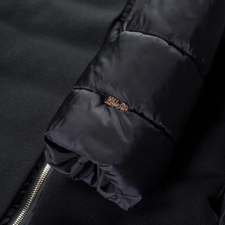 Cappotto lungo Dnna isolante Nero dettaglio logo su manica