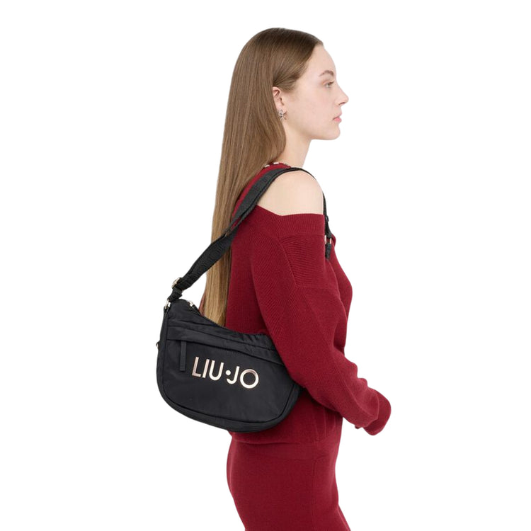 Borsa Donna a tracolla media in nylon nero su modella