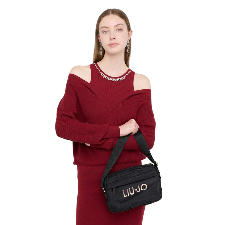 Borsa Donna media in nylon design squadrato su modella