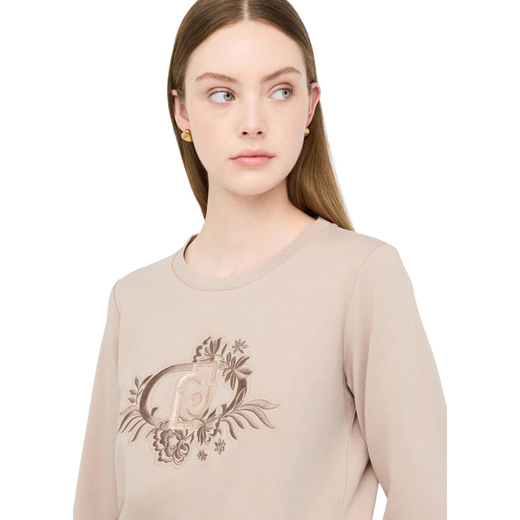 Felpa Donna beige con ricamo floreale modella frontale ravvicinata