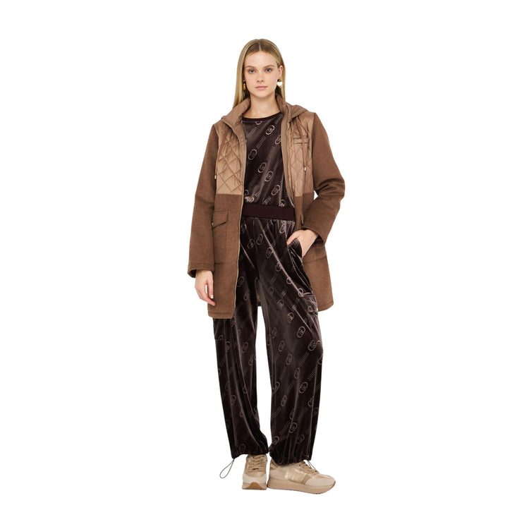 Pantaloni jogging Donna in ciniglia marrone modella intera frontale