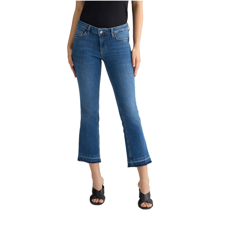 Jeans Donna bootcut blu scuro modella frontale