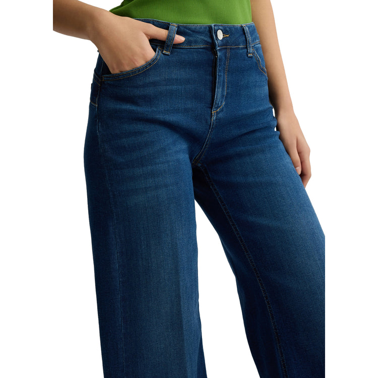 Jeans Donna cropped in blu scuro modella frontale ravvicinata