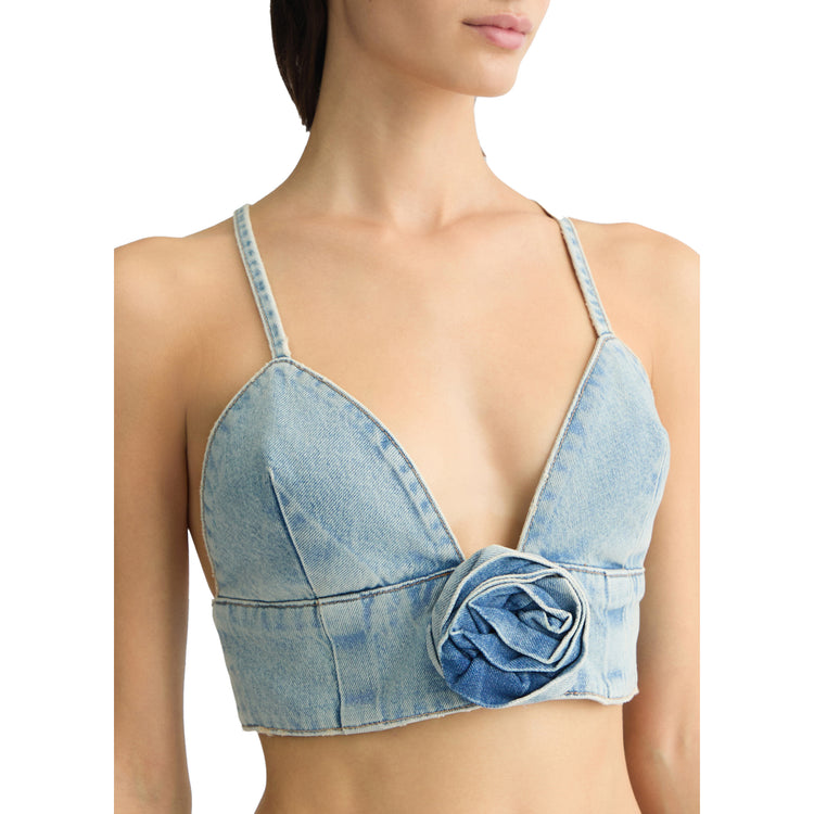 Top Donna in denim con rosa applicata modella ravvicinata frontale