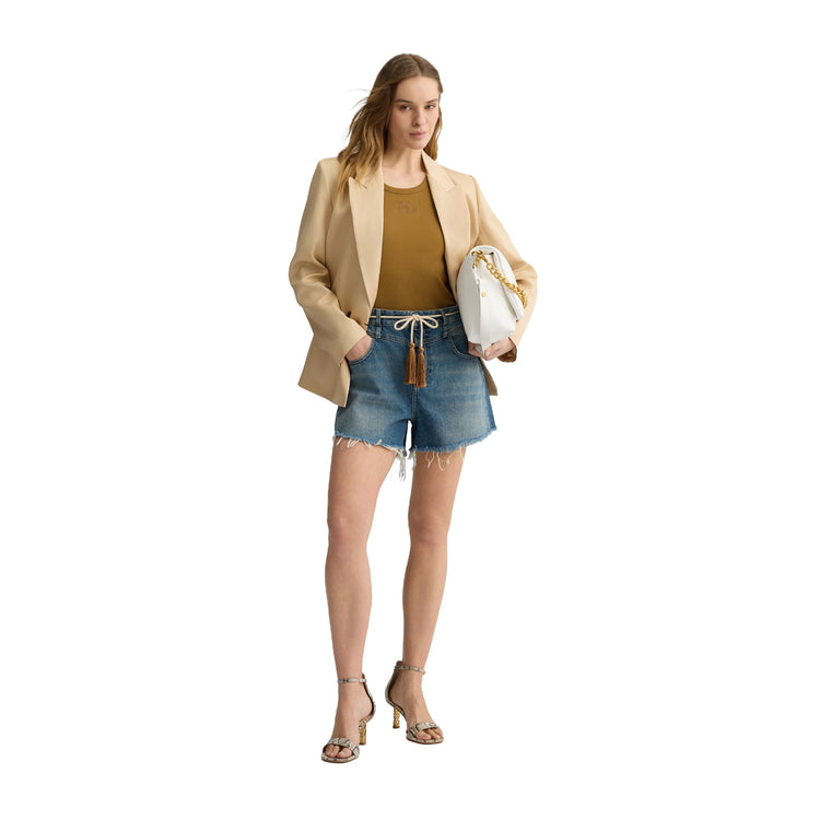 Shorts Donna in denim con cinta con nappine modella frontale intera