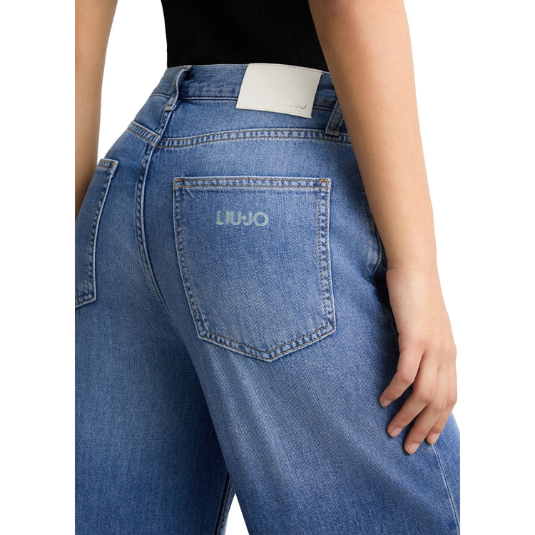 Jeans Donna wide leg in cotone modella retro ravvicinata