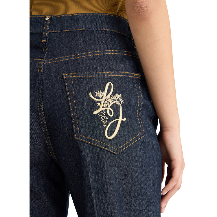 Jeans Donna carrot fit a vita alta dettaglio del ricamo sul retro