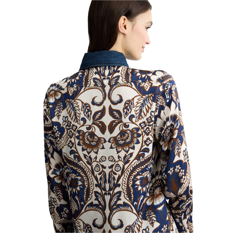 Camicia Donna in raso stampato con inserti denim modella retro ravvicinata