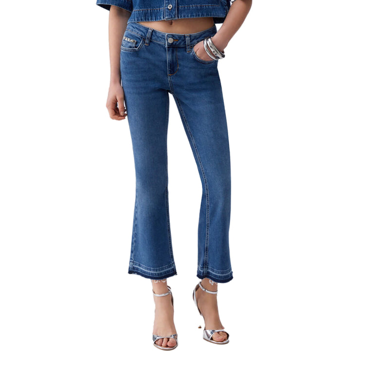 Jeans bootcut Donna con orli unfinished modella frontale