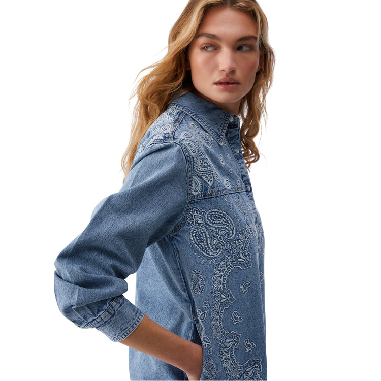 Camicia Donna in denim con ricami modella laterale
