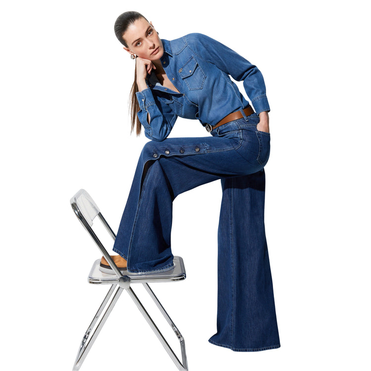 Jeans Donna con spacchi e bottoni laterali modella