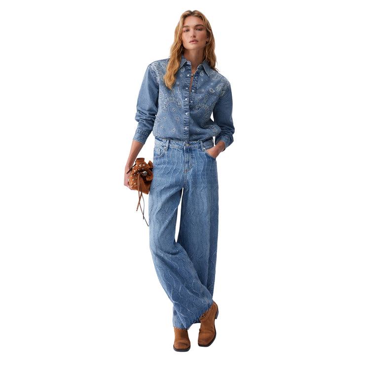 Jeans flare Donna con dettagli laserati modella intera frontale