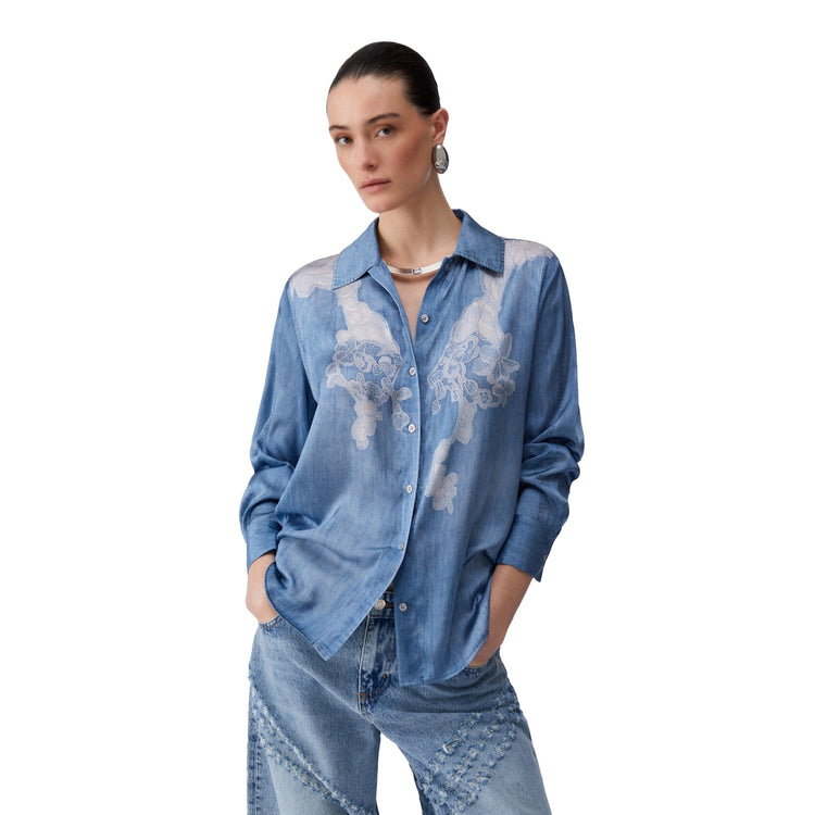 Camicia Donna con stampa digitale effetto denim modella frontale