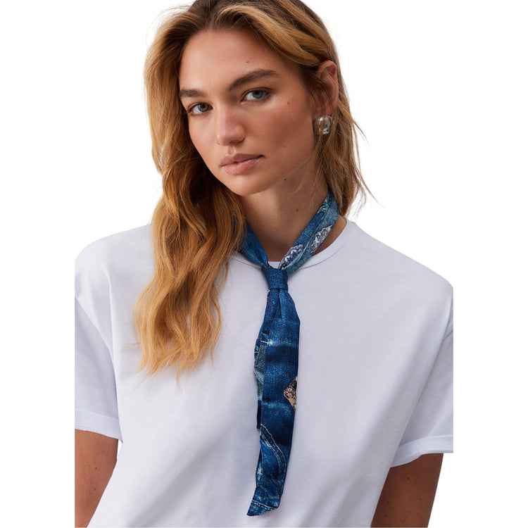 T-shirt con foulard denim in bianco
