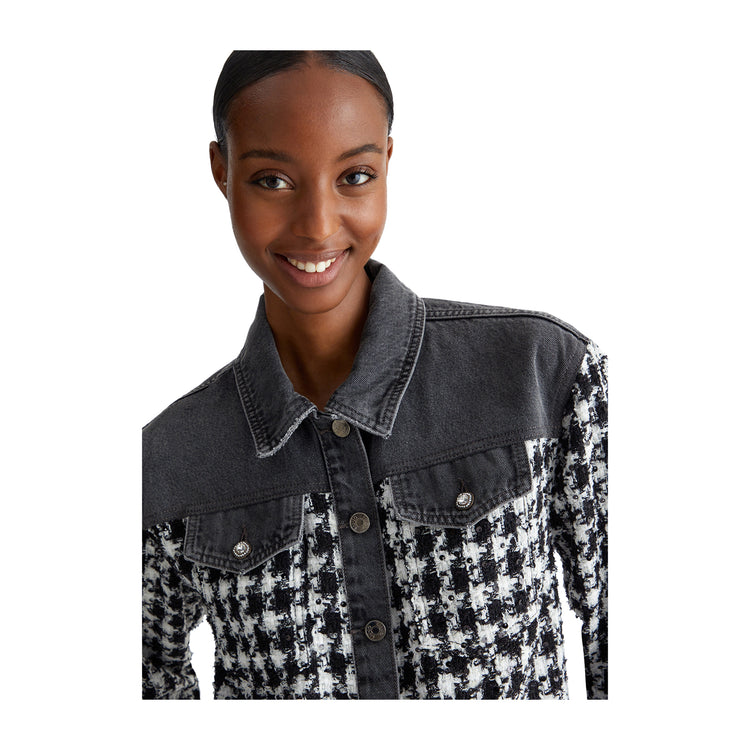 Veste femme avec étiquette en métal sur le col arrière