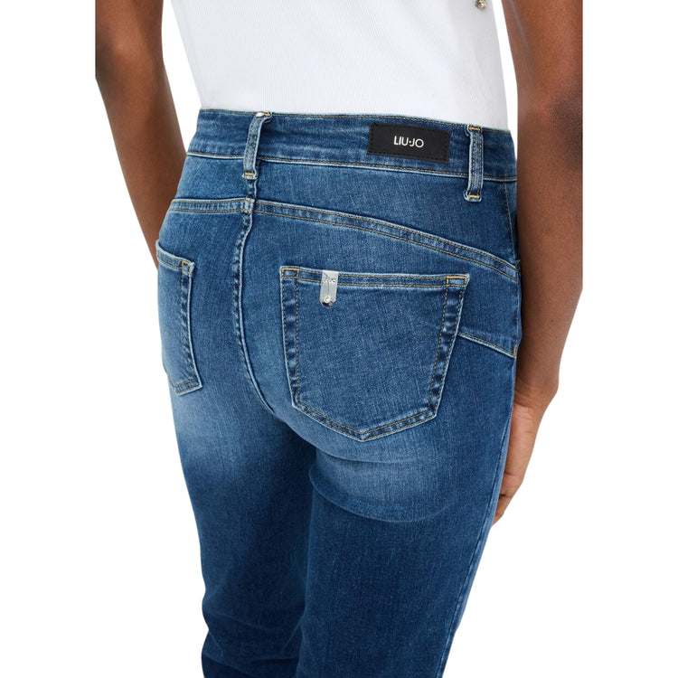 Acquista subito il Jeans Donna, realizzato in denim di cotone, modello a vita alta e gamba a zampa sopra la caviglia, firmato LiuJo su Martini 900: vieni a scoprire tutta la collezione sul nostro sito