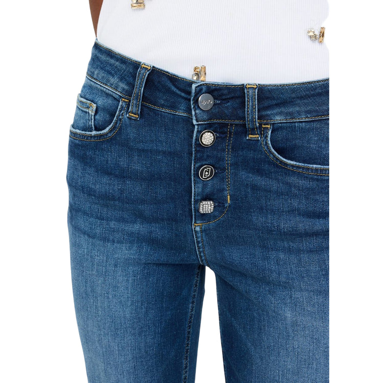 Acquista subito il Jeans Donna, realizzato in denim di cotone, modello a vita alta e gamba a zampa sopra la caviglia, firmato LiuJo su Martini 900: vieni a scoprire tutta la collezione sul nostro sito