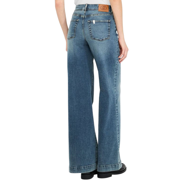 Jeans Flare Donna con lavaggio used modella retro