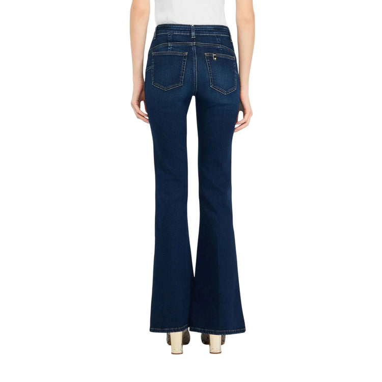 Acquista subito il Jeans Donna, in denim di cotone, a vita alta e gamba flare, modello a cinque tasche e logo di metallo sul retro, firmato LiuJo su Martini 900: vieni a scoprire tutta la collezione sul nostro sito.