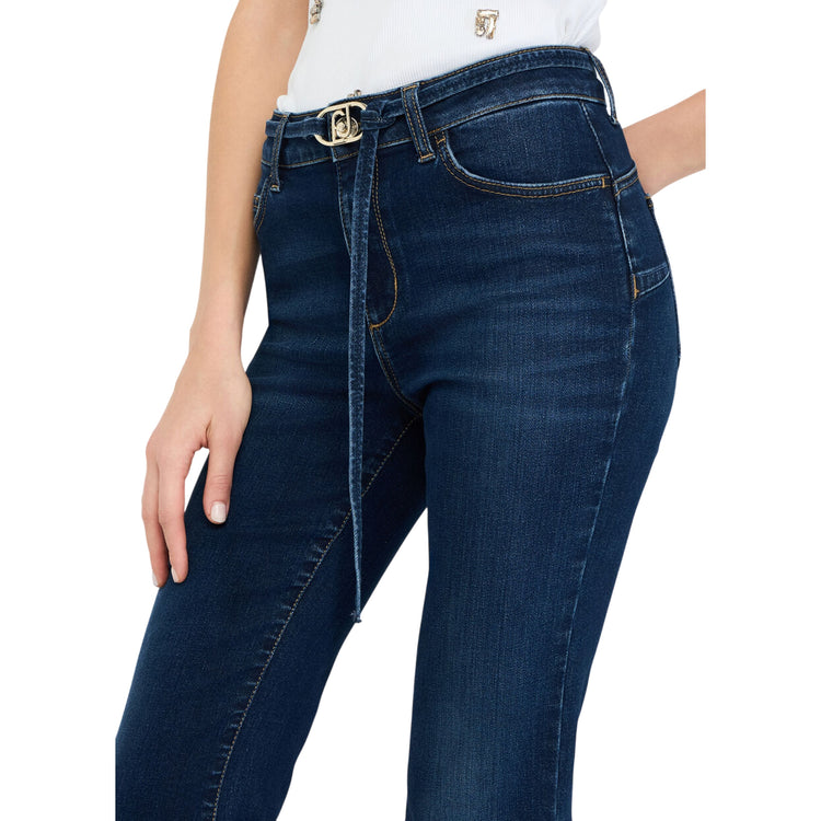 Acquista subito il Jeans Donna, in denim di cotone, a vita alta e gamba flare, modello a cinque tasche e logo di metallo sul retro, firmato LiuJo su Martini 900: vieni a scoprire tutta la collezione sul nostro sito.