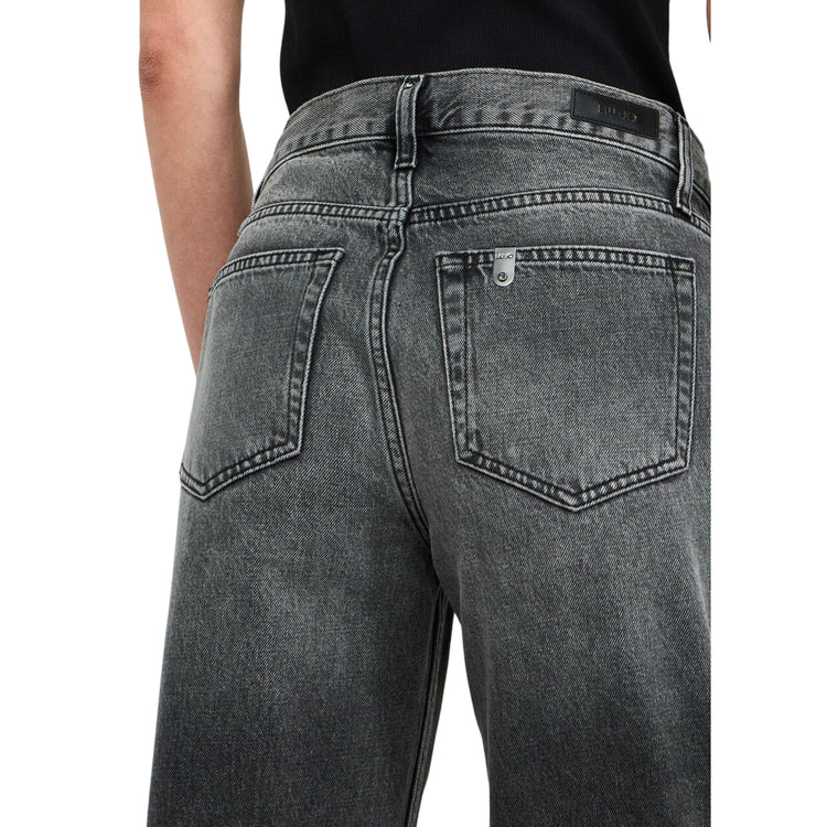 Acquista subito il Jeans Donna, realizzato in cotone e a vita bassa con gamba dritta, orlo sfrangiato e logo in metallo sul retro, firmato LiuJo su Martini 900: vieni a scoprire tutta la collezione sul nostro sito.