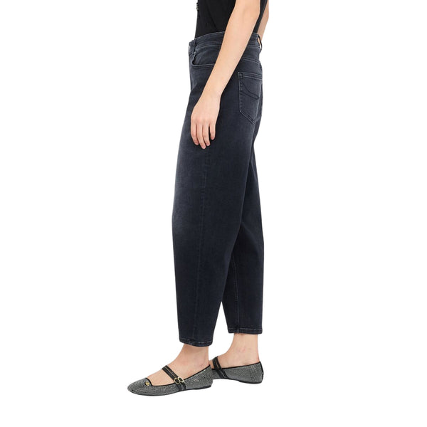Jeans Donna carrot fit in denim nero modella laterale
