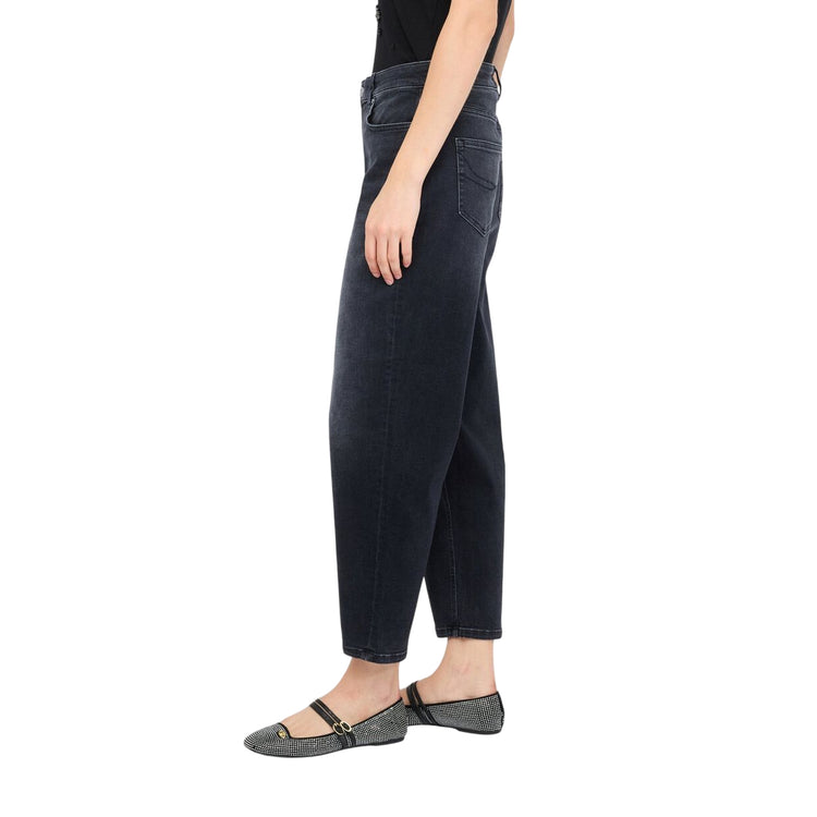 Jeans Donna carrot fit in denim nero modella laterale