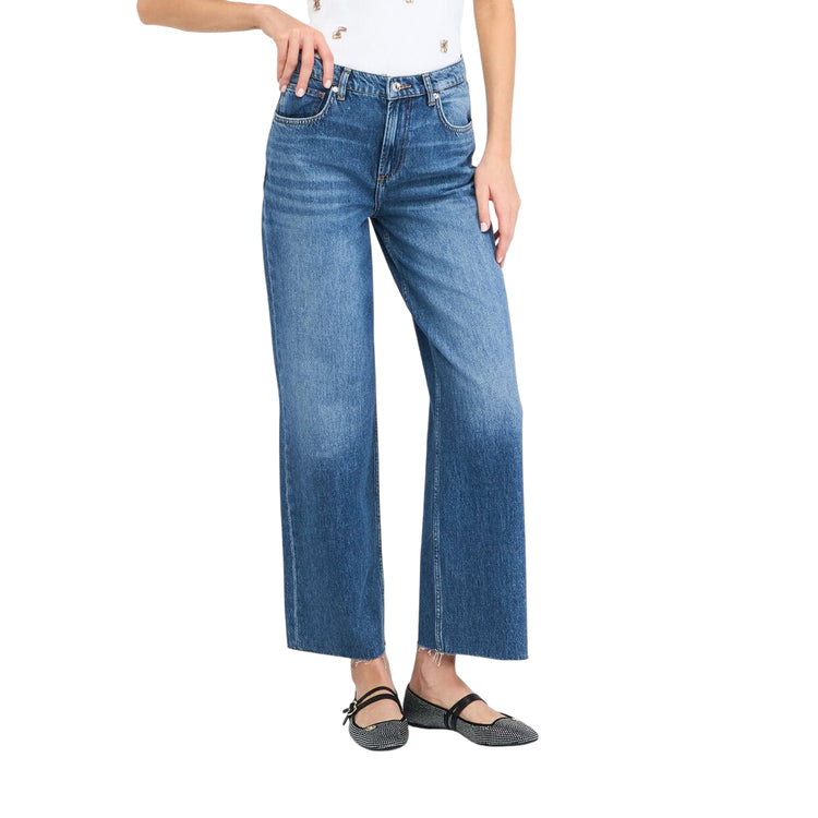 Acquista subito il Jeans Donna, realizzato in puro cotone, vita bassa, modello cinque tasche e chiusura con zip e bottone nascosta firmati LiuJo su Martini 900: vieni a scoprire tutta la collezione sul nostro sito.