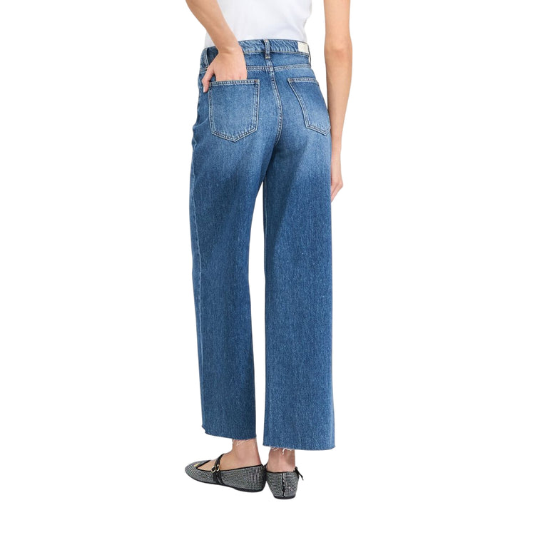 Acquista subito il Jeans Donna, realizzato in puro cotone, vita bassa, modello cinque tasche e chiusura con zip e bottone nascosta firmati LiuJo su Martini 900: vieni a scoprire tutta la collezione sul nostro sito.