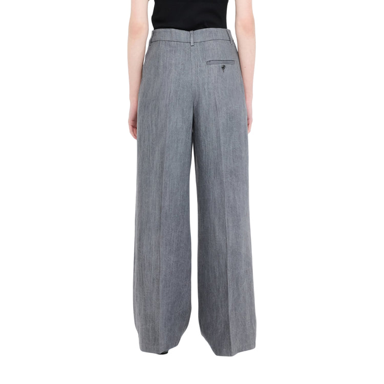 Acquista subito, il Pantalone Donna, con pinces e piega stirata, vita alta e gamba flare firmato Liu Jo su Martini 900: vieni a scoprire tutta la collezione sul nostro sito