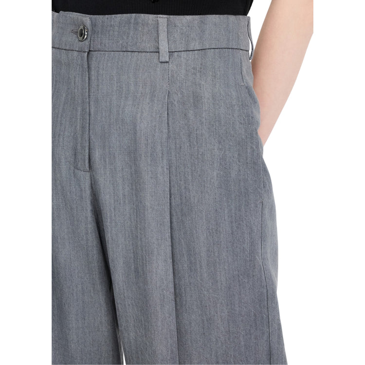 Acquista subito, il Pantalone Donna, con pinces e piega stirata, vita alta e gamba flare firmato Liu Jo su Martini 900: vieni a scoprire tutta la collezione sul nostro sito