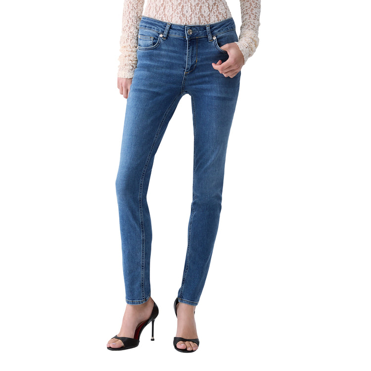 Jeans Donna con gamba skinny modella frontale