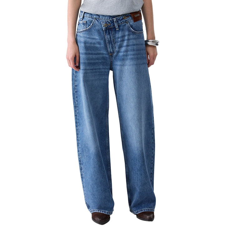 Jeans straight Donna con taglio asimmetrico modella frontale