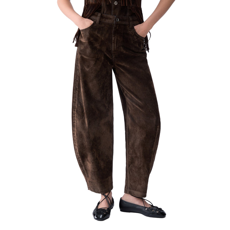 Pantaloni Donna balloon in velluto marrone modella frontale