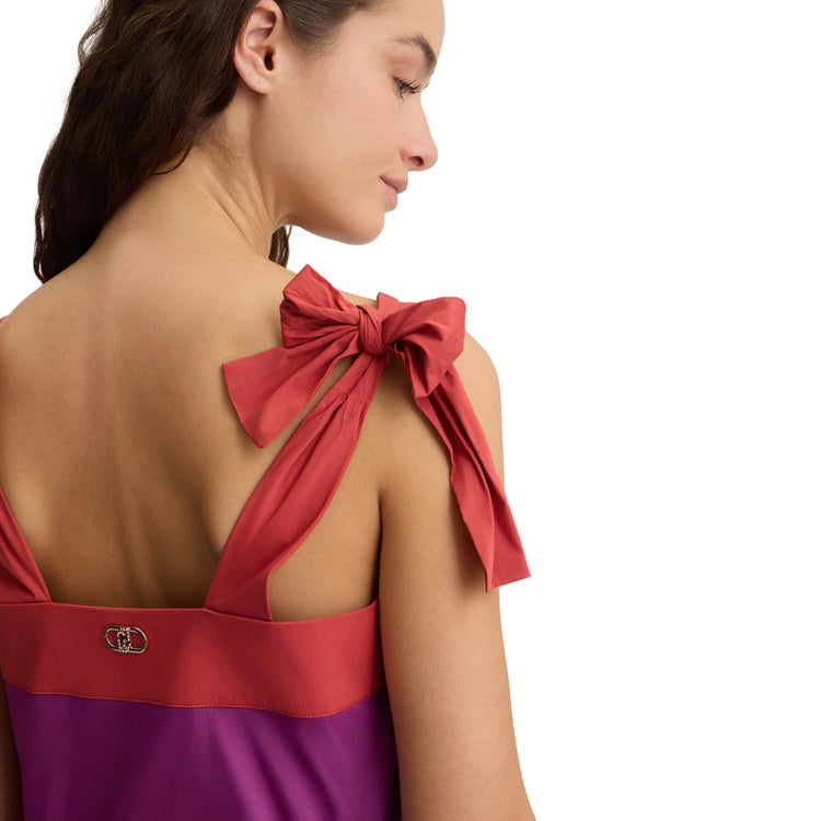 Top Donna in cotone con fiocchetti modella retro ravvicinata