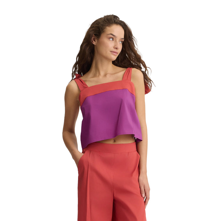 Top Donna in cotone con fiocchetti modella frontale