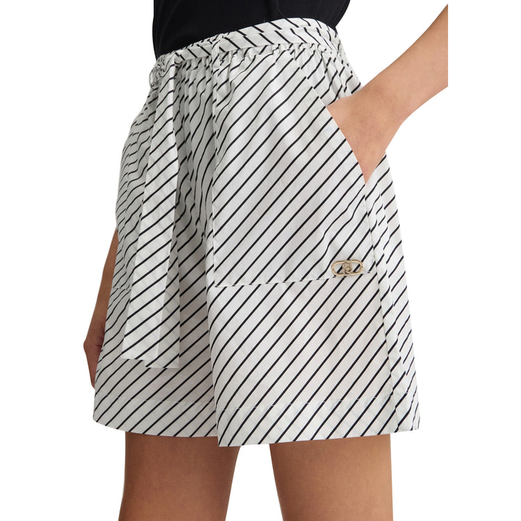 Shorts Donna con stampa a righe modella laterale ravvicinata