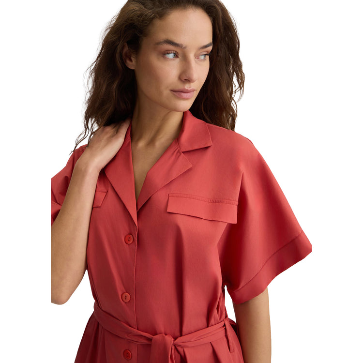 Abito corto chemisier da donna in cotone rosso modella frontale ravvicinata
