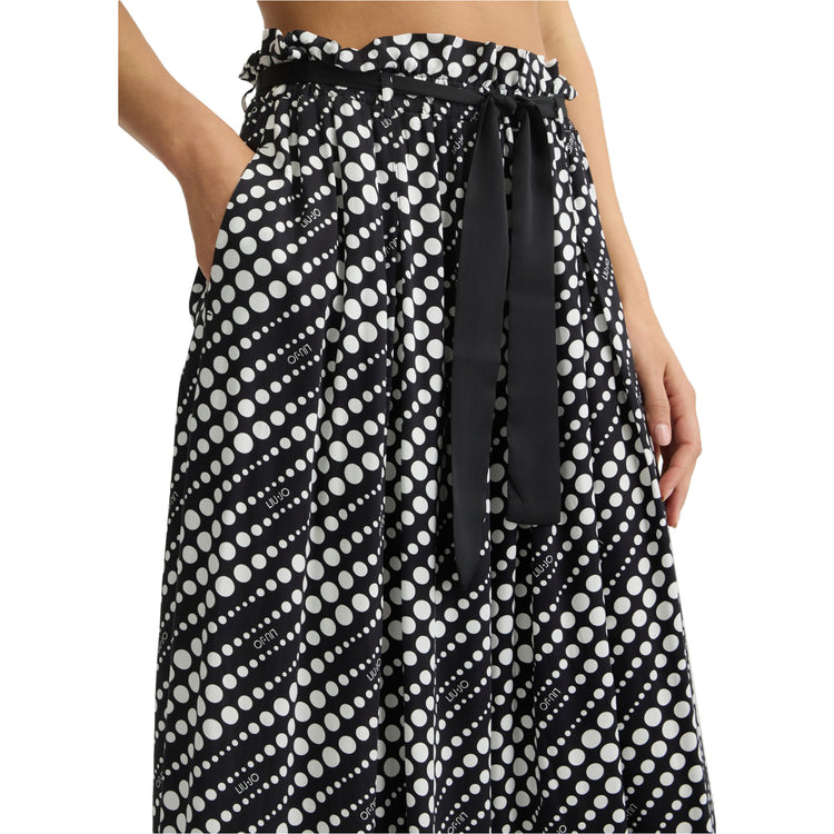 Pantaloni Donna con stampa a pois modella frontale ravvicinata