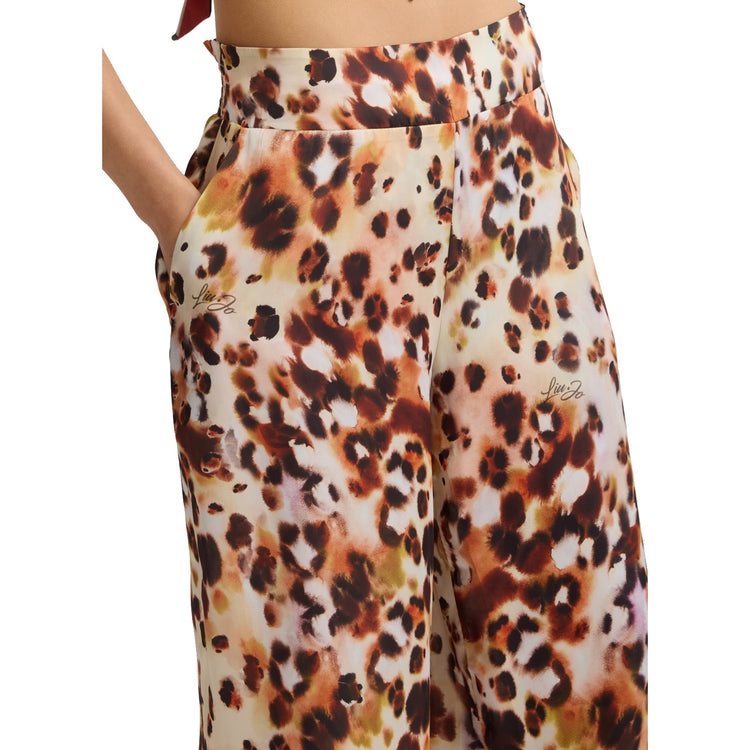 Pantaloni Donna in raso stampato animalier modella frontale ravvicinata