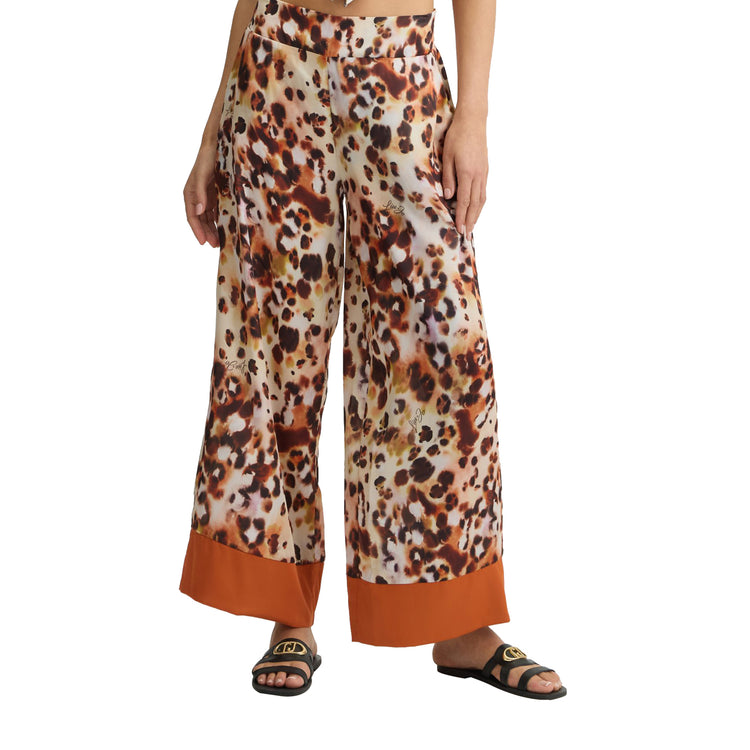 Pantaloni Donna in raso stampato animalier modella frontale