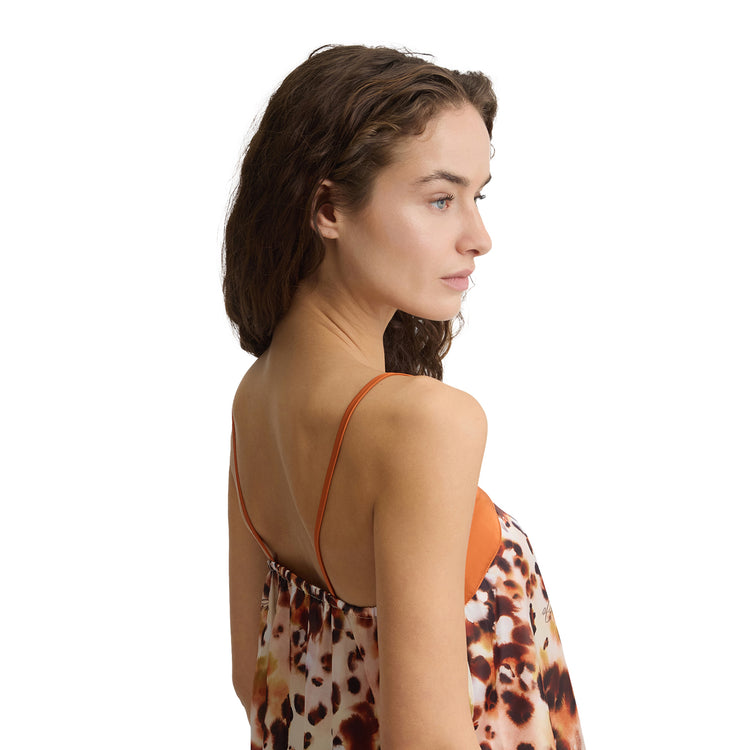 Top Donna in raso stampato animalier dettaglio modella