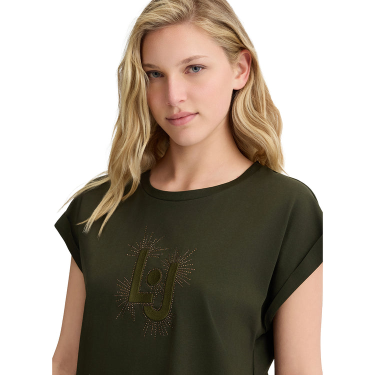 T-shirt verde da donna con logo e strass dettaglio ravvicinato della modella frontale