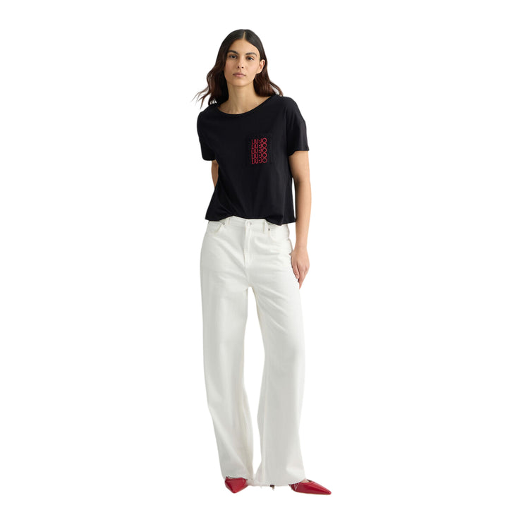 T-shirt Donna in nero con taschino logato modella frontale intero