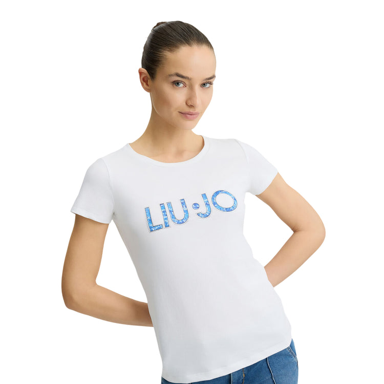 T-shirt bianca da donna con logo jeans modella frontale ravvicinata